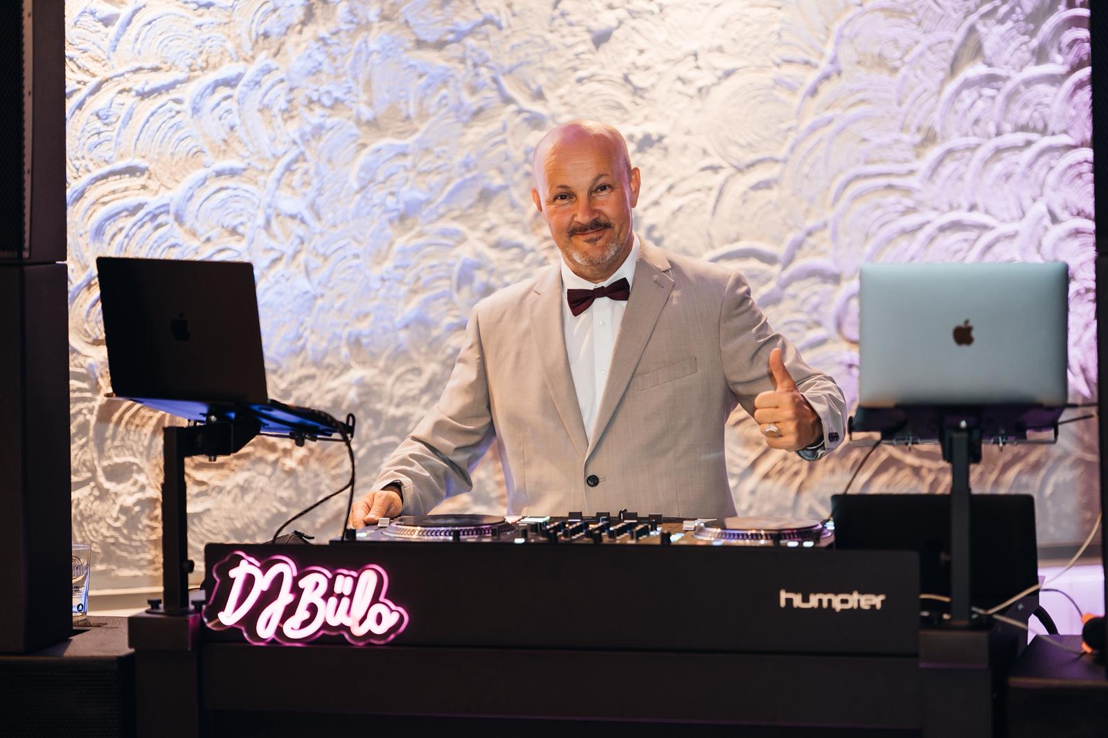 DJ Bülo am Pult mit Daumen hoch – Event DJ Bremen