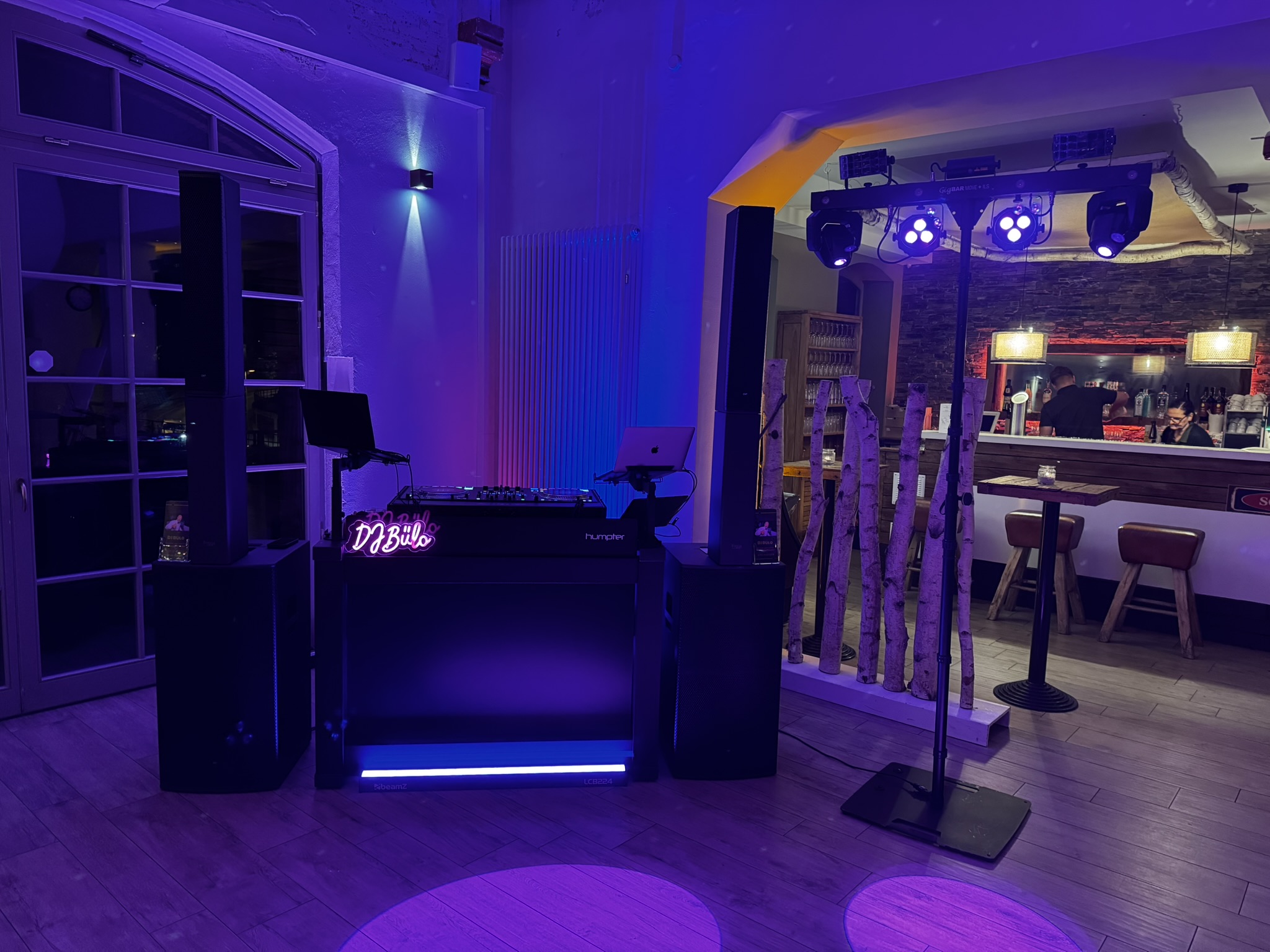 DJ-Setup von DJ Bülo an der Bar im Grand Central Bremen mit Birkenstämmen als Deko