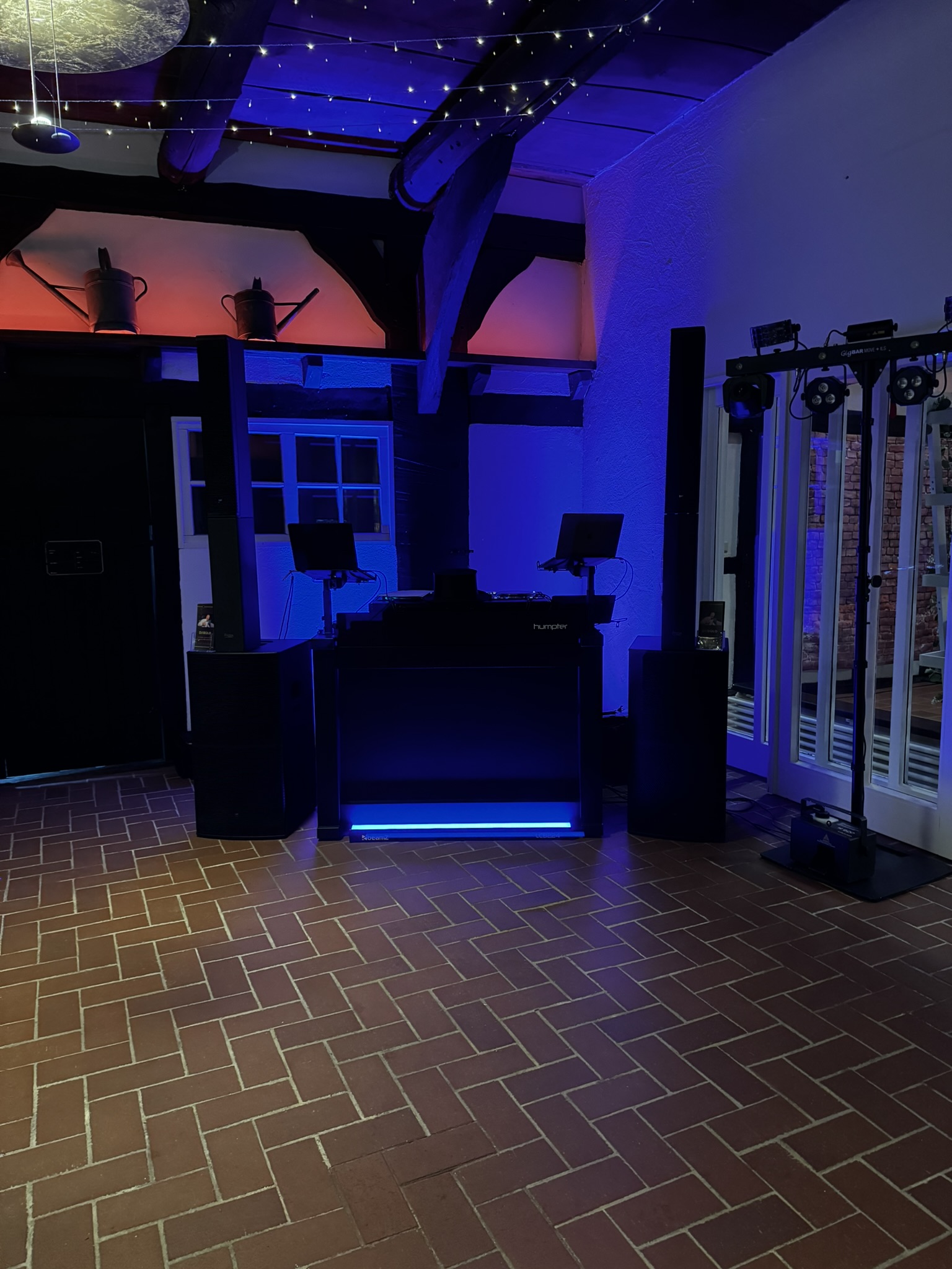 Festsaal im Lür-Kropp-Hof mit freiliegenden Holzbalken und Lichterketten