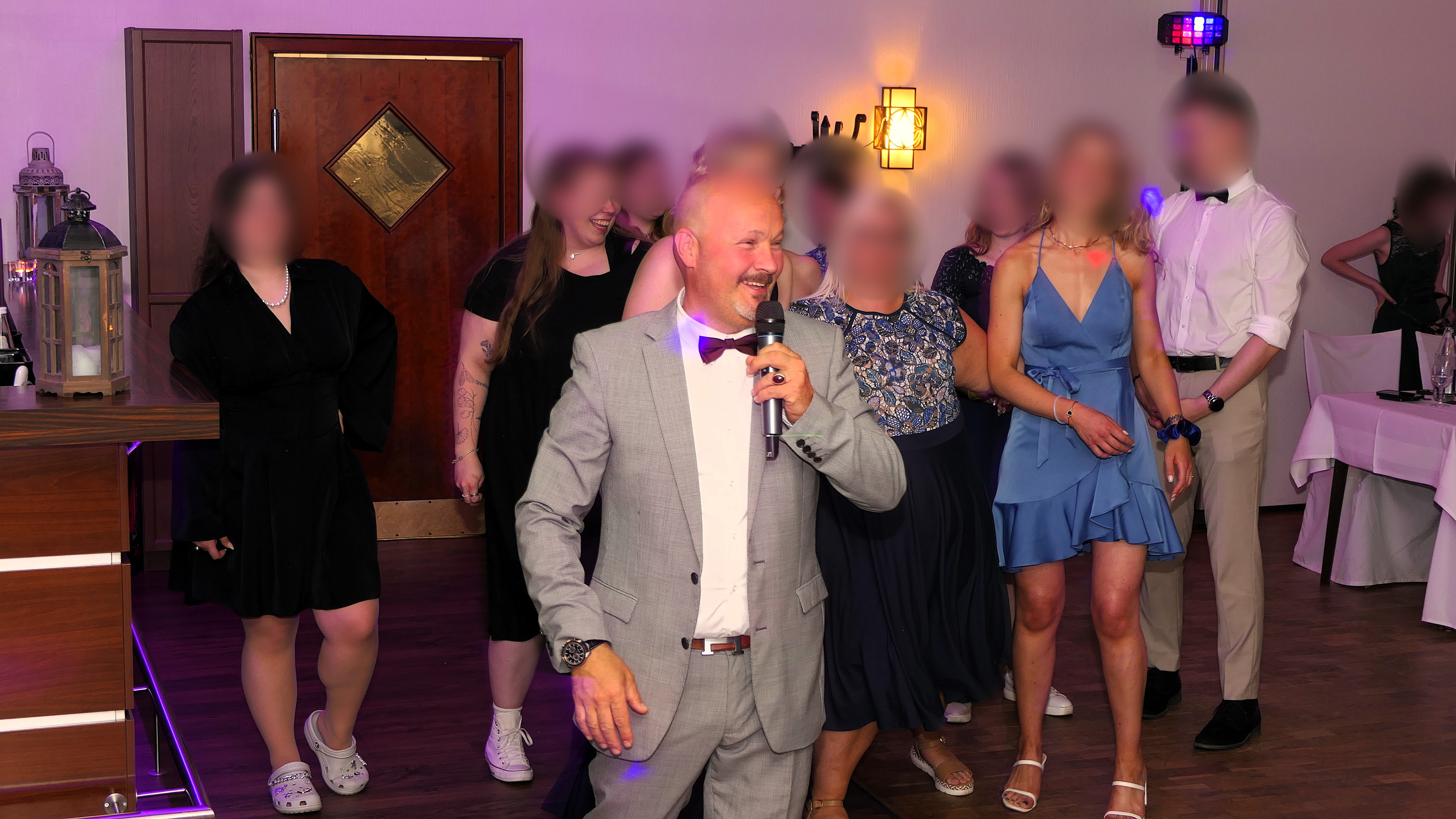 Besonderer Moment vor dem Brautstraußwurf – DJ Bülo am Mikrofon
