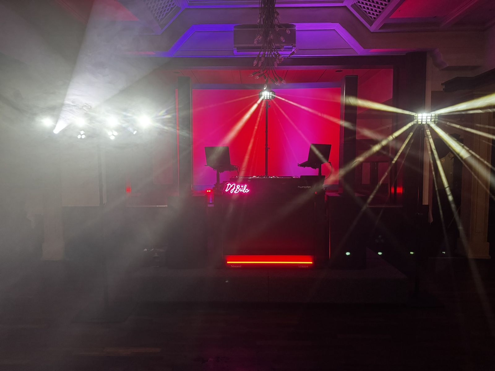 DJ-Setup von DJ Bülo im Partybetrieb mit Hazer, Moving Heads und Derby-Lichteffekten