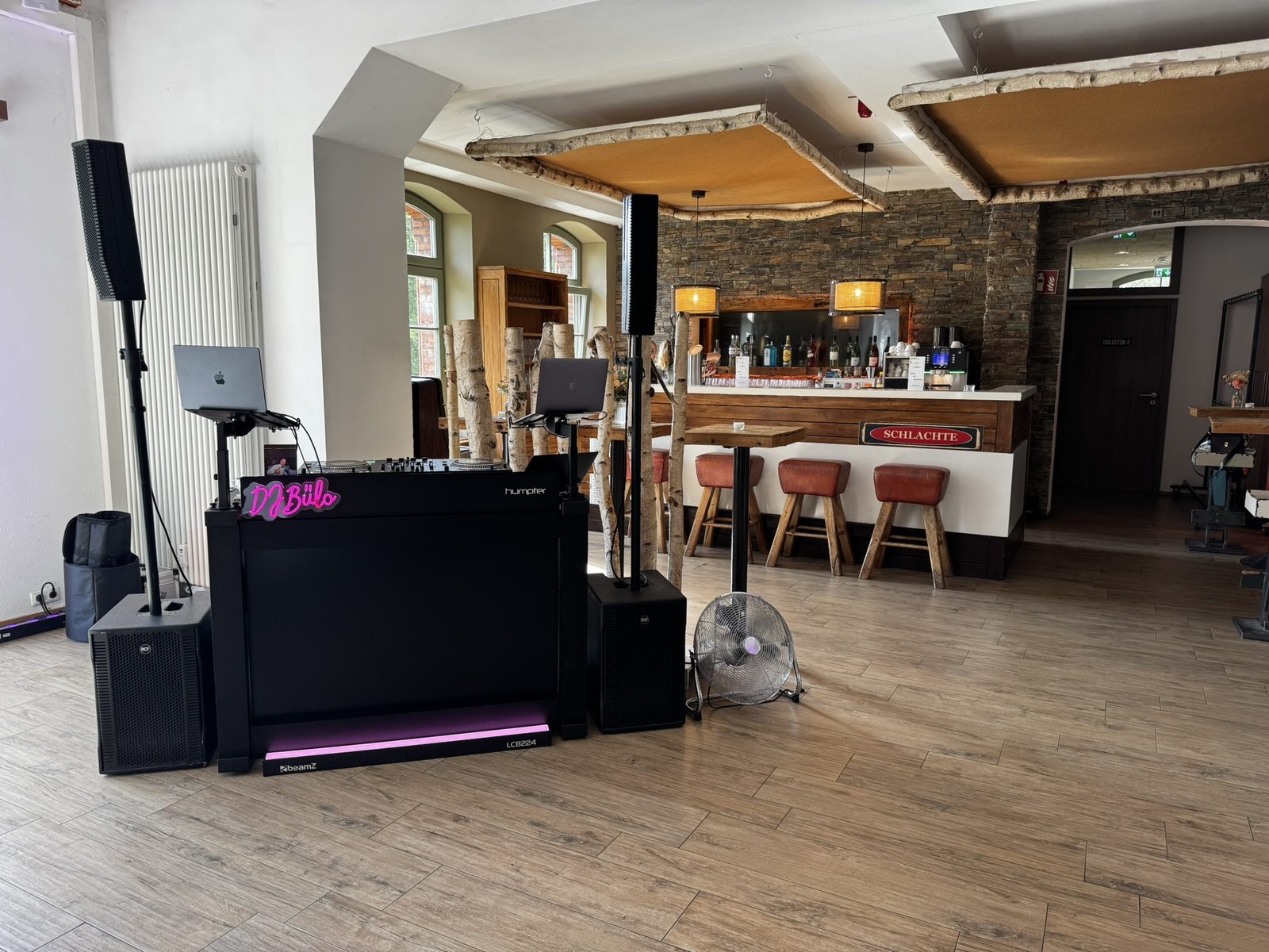 DJ-Setup von DJ Bülo im Grand Central Bremen vor der Bar mit Birkenstämmen und Stehtischen