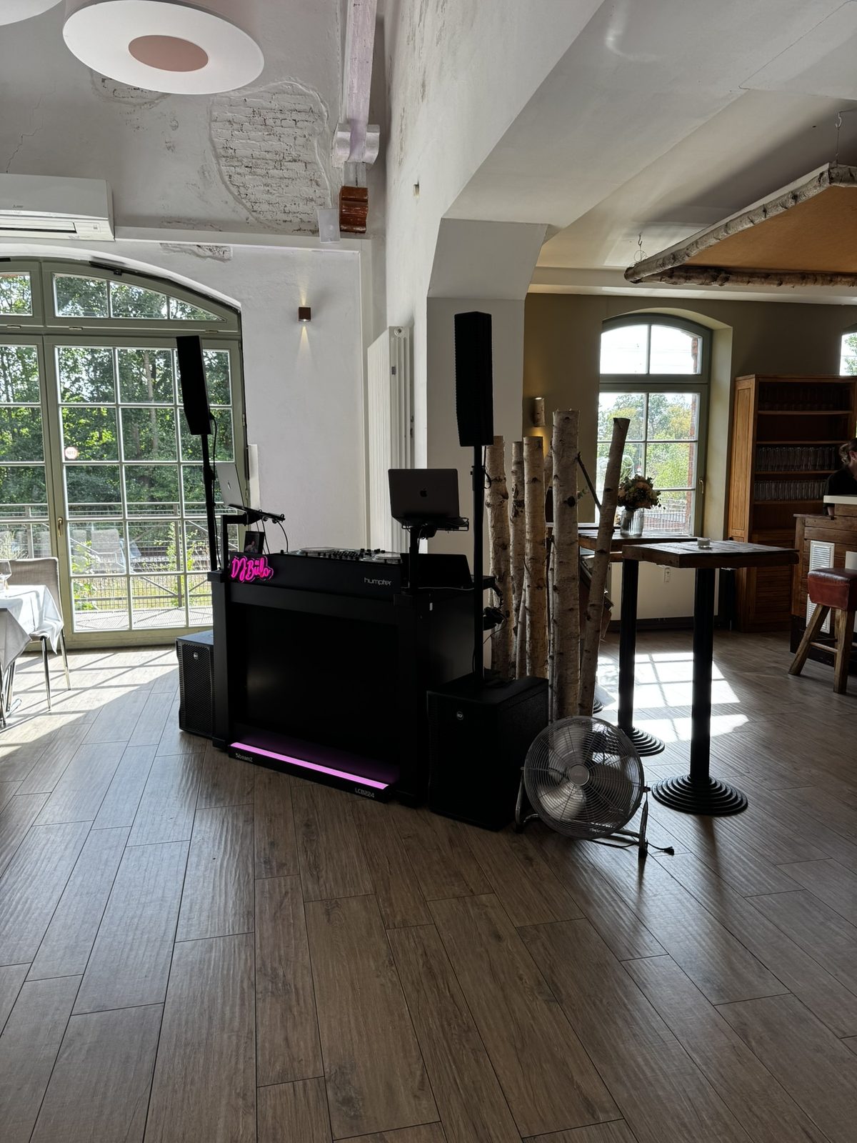 DJ-Pult von DJ Bülo im Grand Central Bremen neben der Fensterfront zur Terrasse