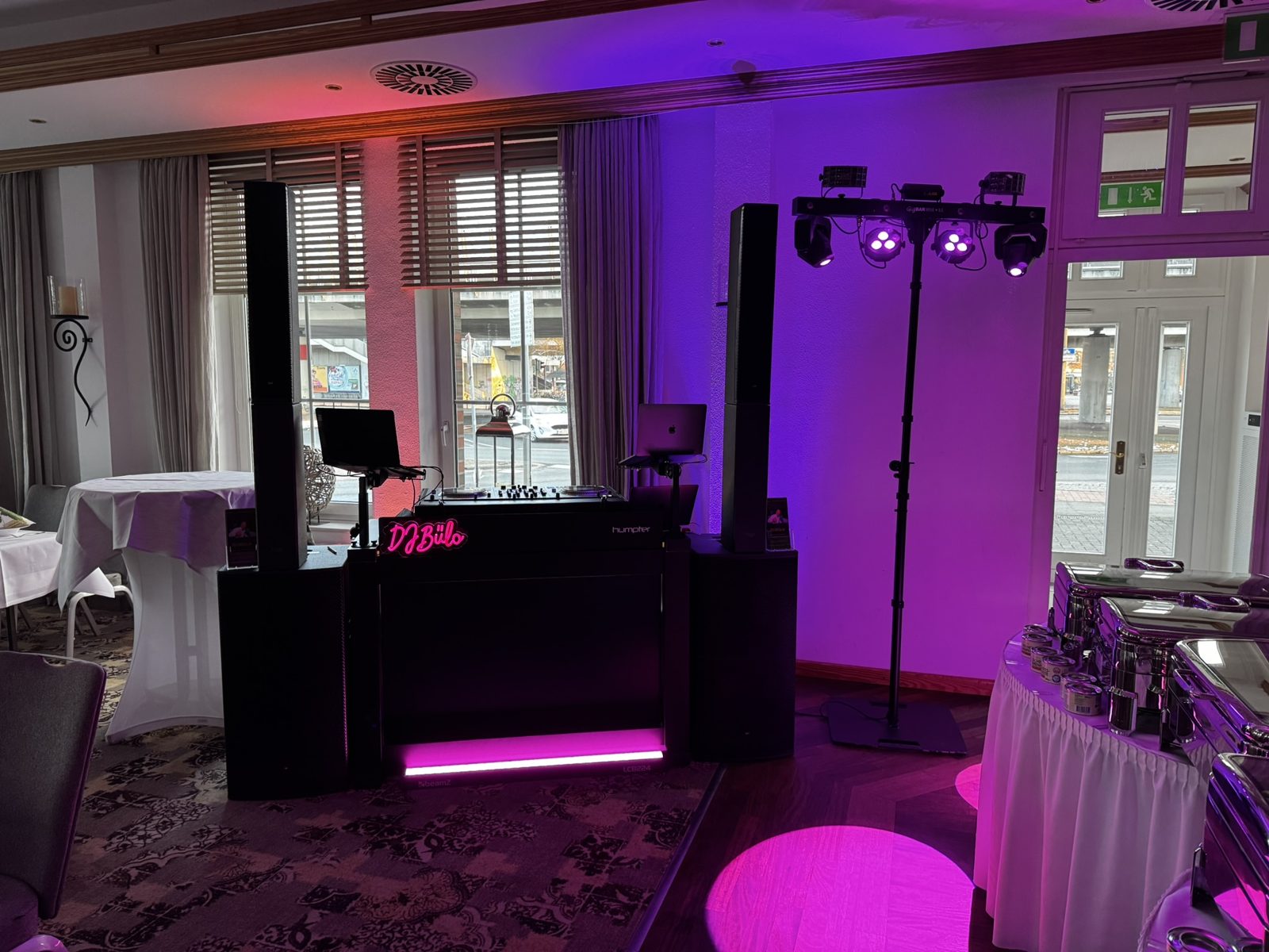 DJ-Pult von DJ Bülo mit Lichtshow im Grollander Krug, daneben das Buffet