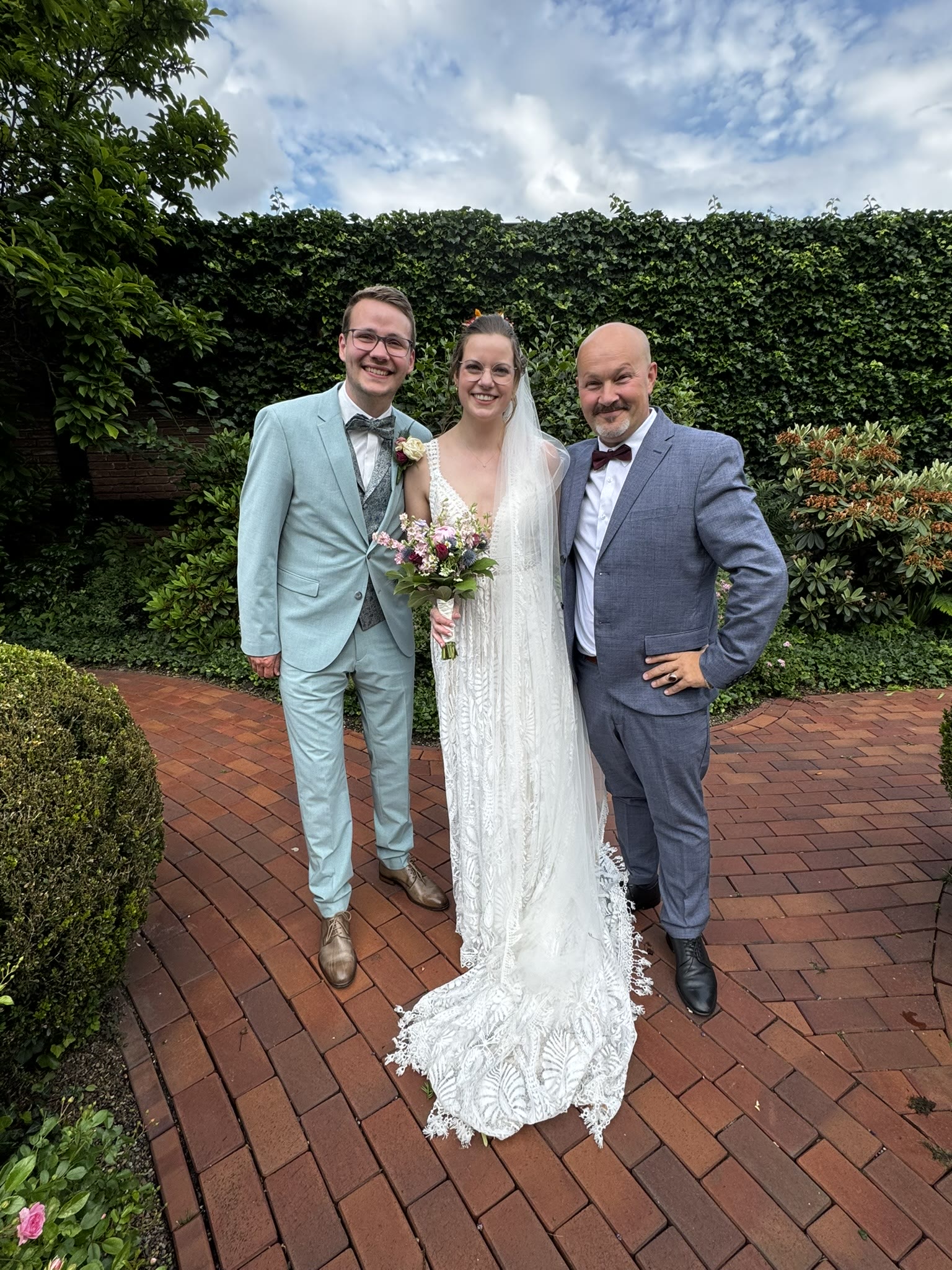 Brautpaar mit DJ Bülo im Garten des Grothenns Bremen