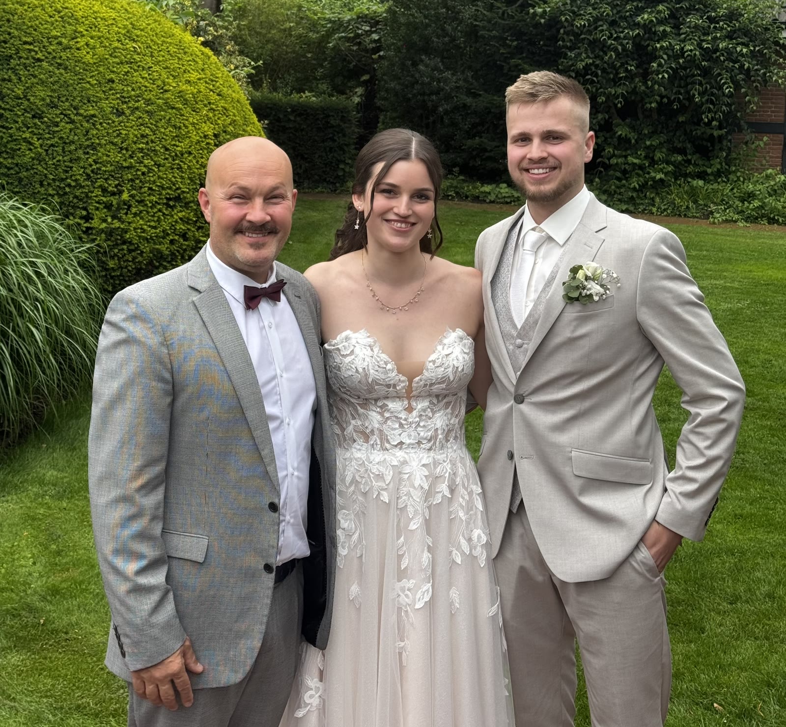 Brautpaar Nele und Max mit DJ Bülo im Garten des Grothenns Bremen