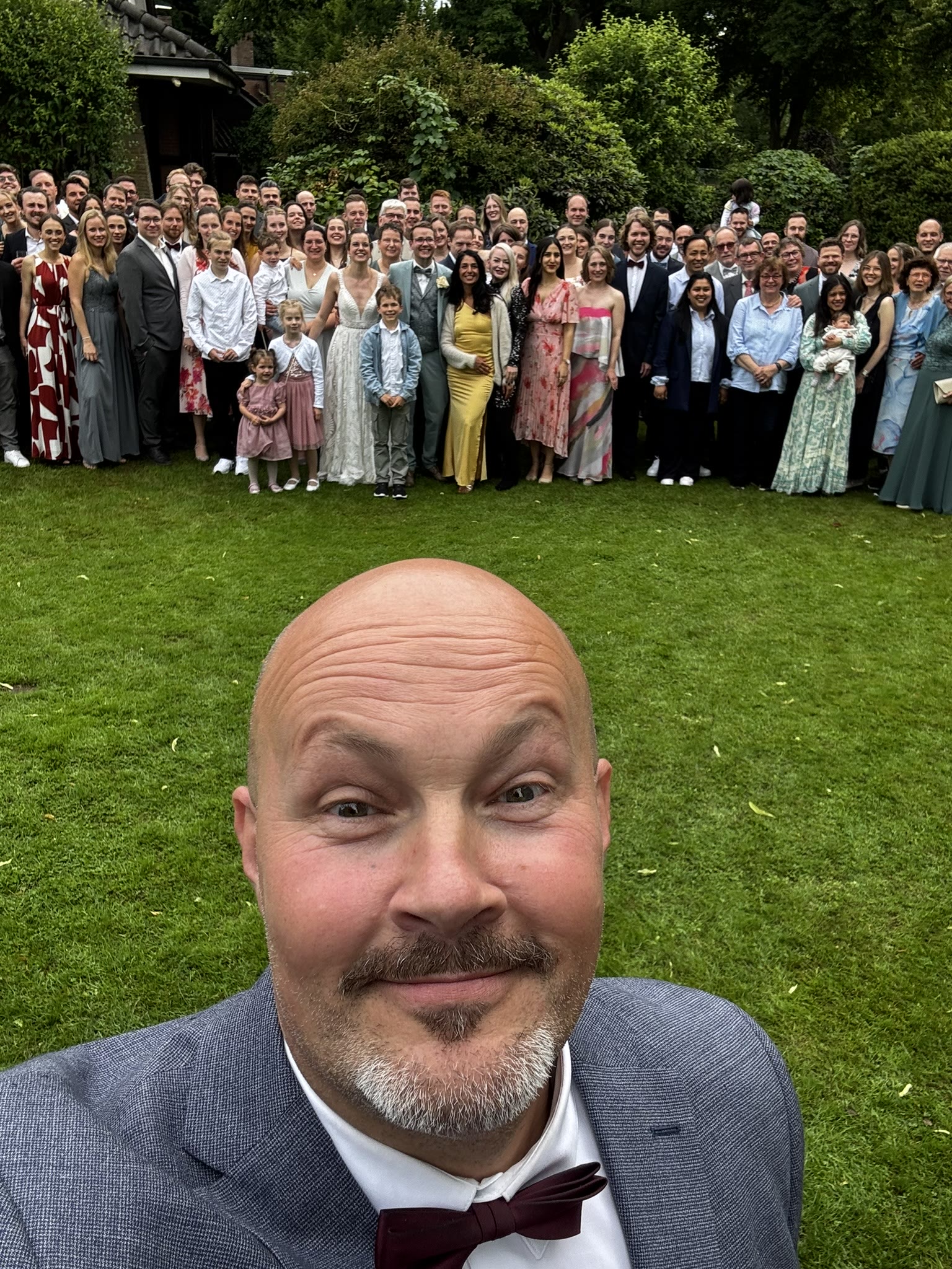 Hochzeitsgesellschaft im Garten des Grothenns Bremen mit DJ Bülo