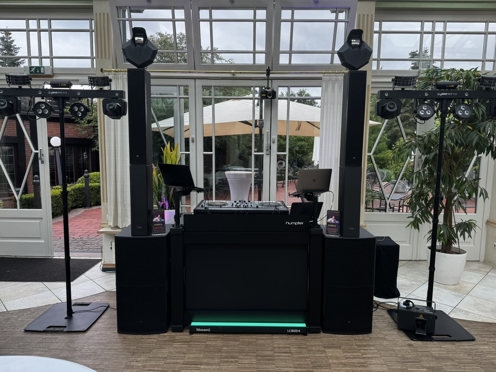 DJ-Setup von DJ Bülo im Wintergarten des Grothenns Bremen mit Lichtanlage und Soundsystem