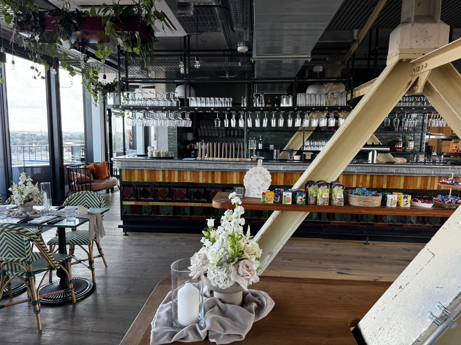 Bar der Eventfläche im John & Will Silo-Hotel zwischen den alten Stahltraegern des Silos