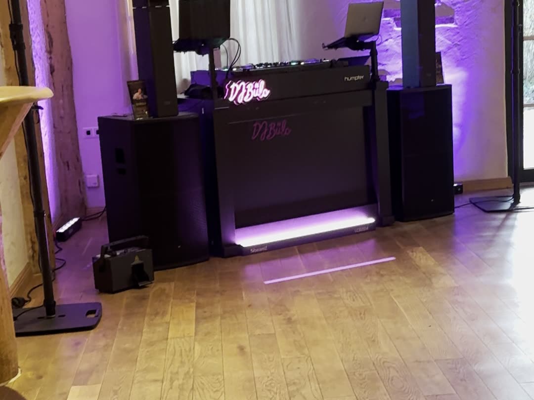 DJ-Anlage von DJ Bülo an der Tanzfläche in der Köhlerdiele im Backenköhler Stenum