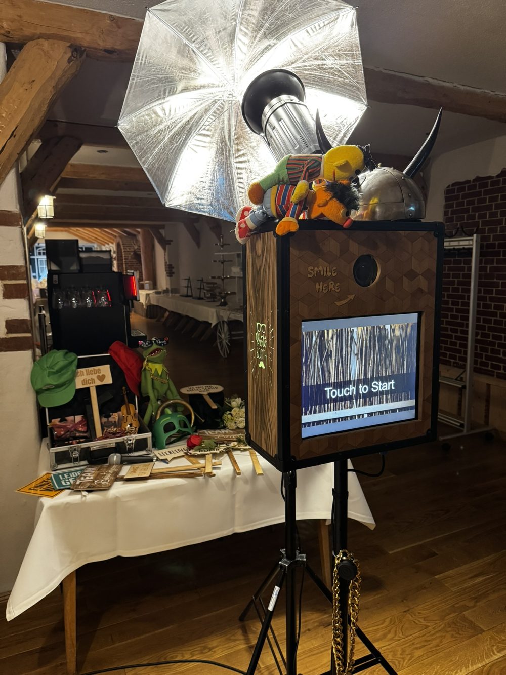 Fotobox von DJ Bülo mit Schirmlicht und Requisitentisch in der Köhlerdiele im Backenköhler Stenum