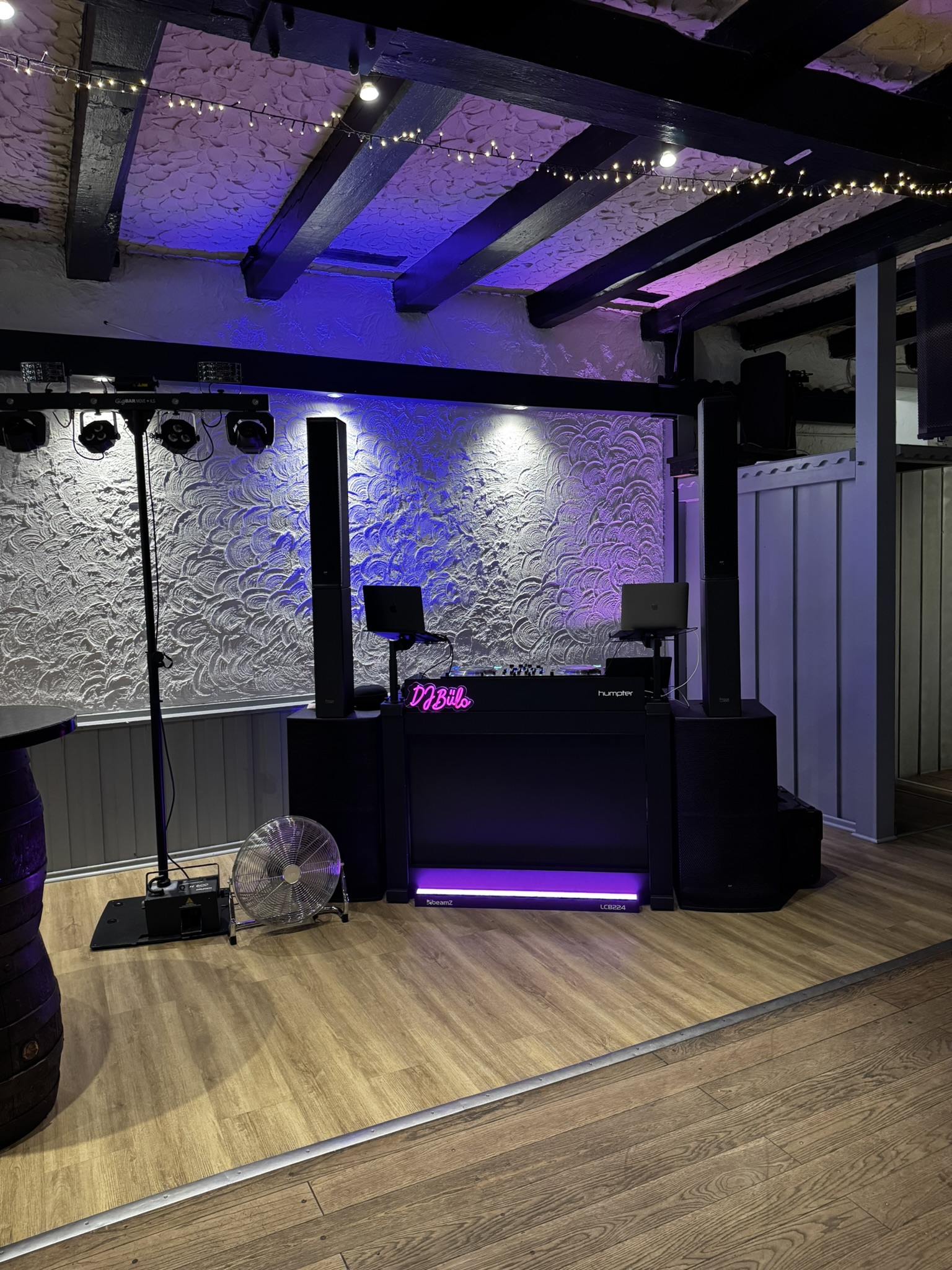 DJ-Setup von DJ Bülo im Zum Kuhhirten Bremen mit Lichterketten und Holzbalken